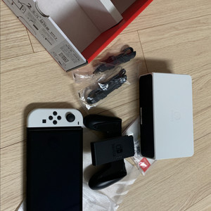 25년 4월 구매한 닌텐도 스위치 OLED 팝니다.