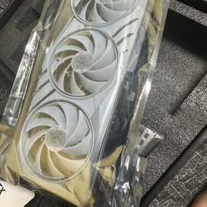 msi 4070ti 게이밍프로x 트리오 슬림 팝니다.