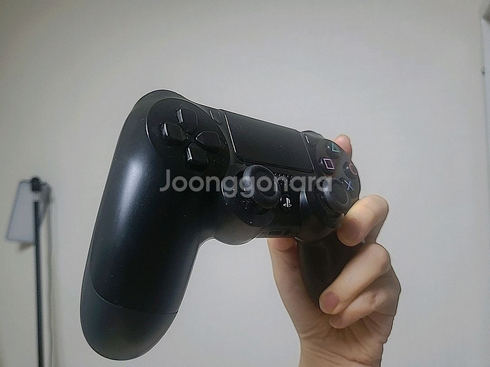 플스4 듀얼쇼크 (블랙) 2만원 팝니다--2