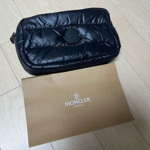 몽클레어 패딩파우치 미사용새제품