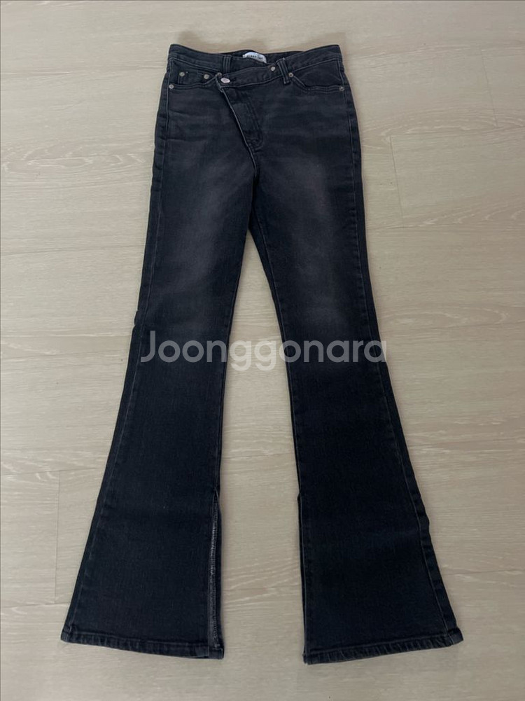 블랙 안쪽 옆트임 부츠컷 청바지--1