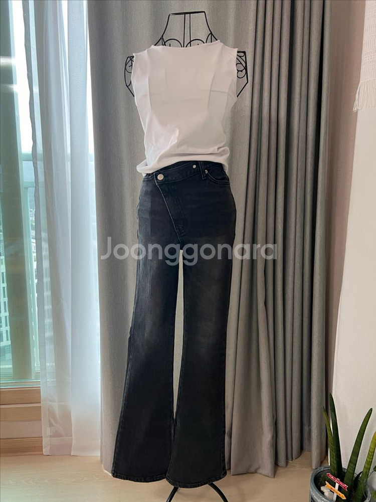블랙 안쪽 옆트임 부츠컷 청바지--0