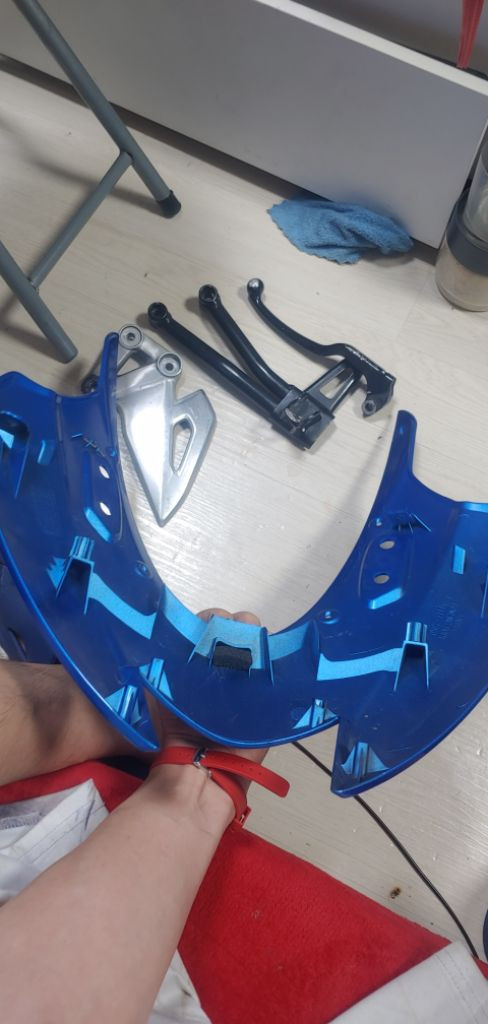 GSX-R 125 부속 차대 앞.뒤 갤리퍼 ECU등등 이미지