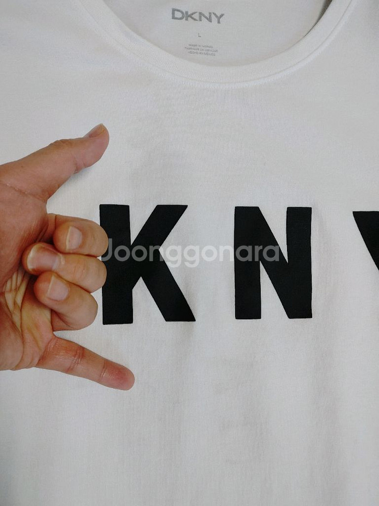 DKNY 디케이엔와이 화이트 스판 반팔 라운드티--4