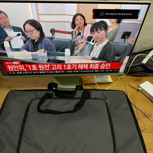 삼성 M8 4K 32인치 스마트 모니터 팝니다.