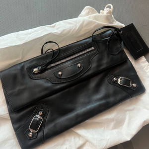 발렌시아가 블랙 레더 클러치