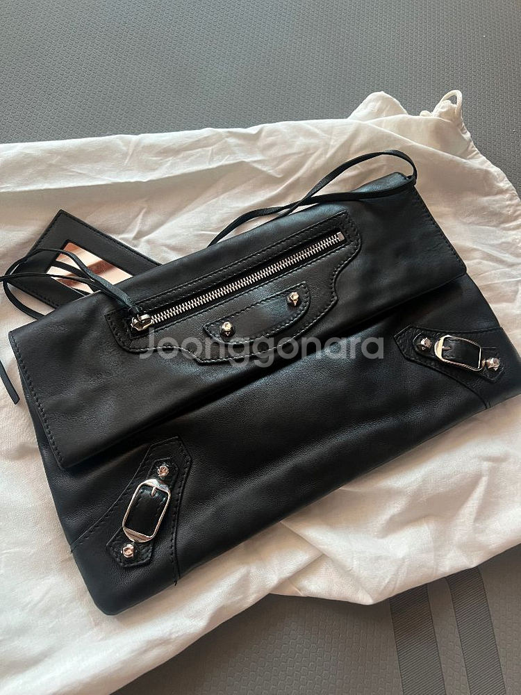 발렌시아가 블랙 레더 클러치--4