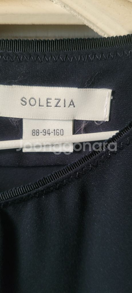 SOLEZIA 솔레지아 진주장식 포인트 네이비 블라우스--1