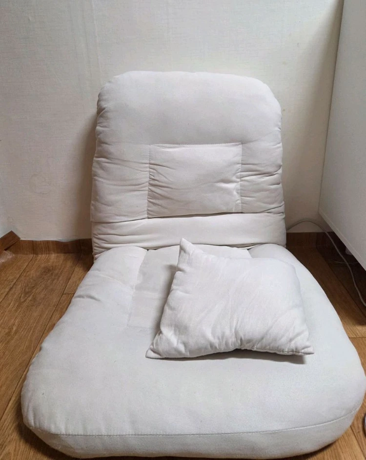 베이지색 좌식 의자 이미지