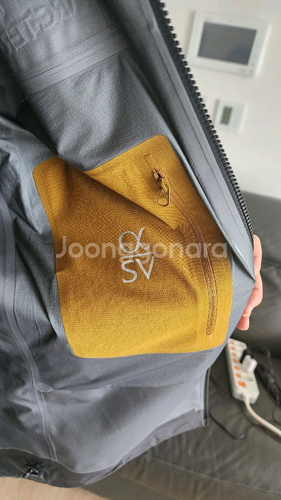아크테릭스 알파 SV 24K 골드 자켓--2