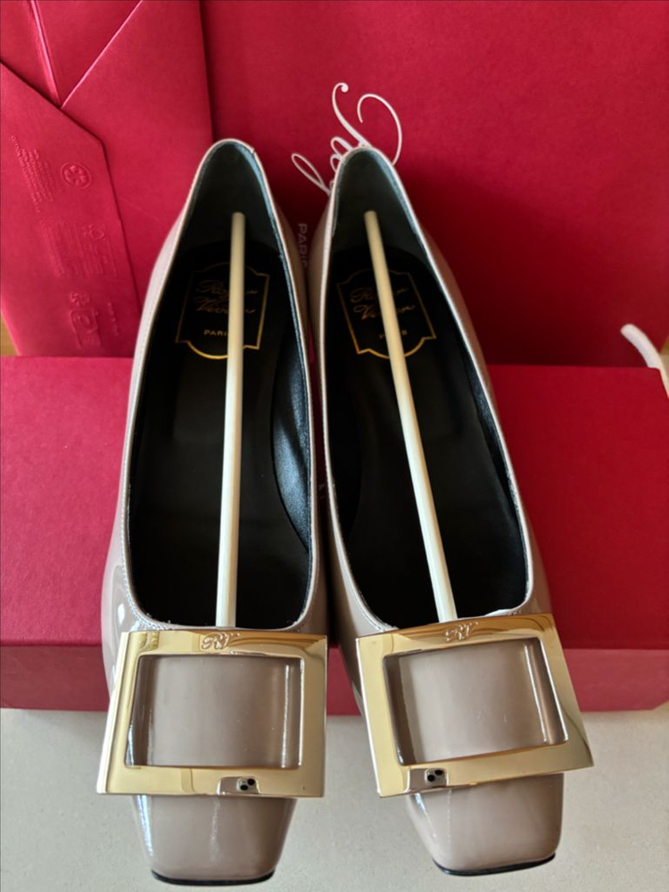 (새상품)로저비비에 트럼프 메탈 버클 펌프스 39--1