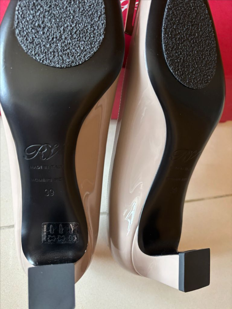 (새상품)로저비비에 트럼프 메탈 버클 펌프스 39--6