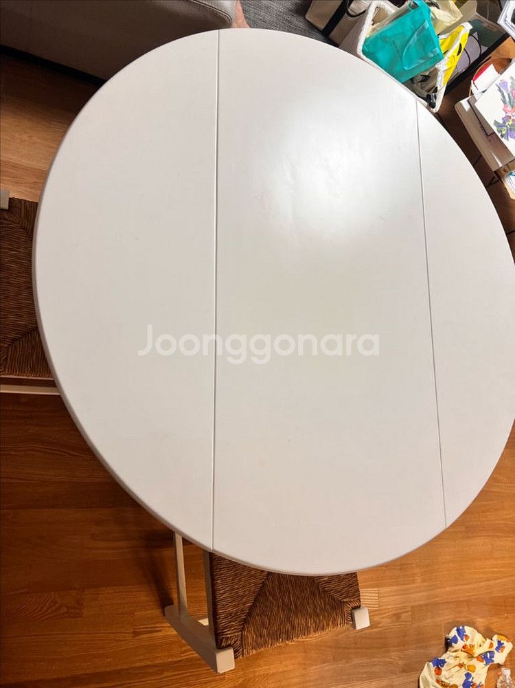 이태리 접이식 원형 테이블과 라탄 의자 4개 세트입니다--2