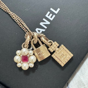 샤넬 코코마크 B21 P 펄 향수 보틀 카데나 목걸이