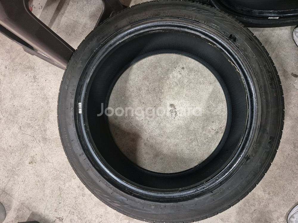중고 A급 넥센 AH8 235 45R 18 2개!!--3
