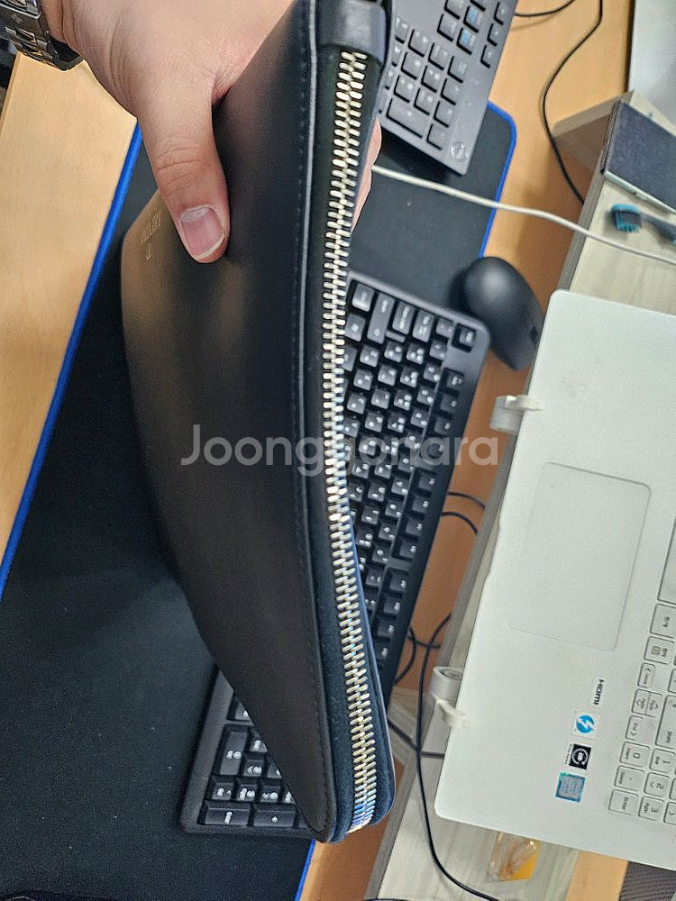 발렌티노 다큐먼트 파우치--1