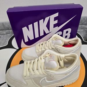 나이키 SB 덩크 로우 새상품 235