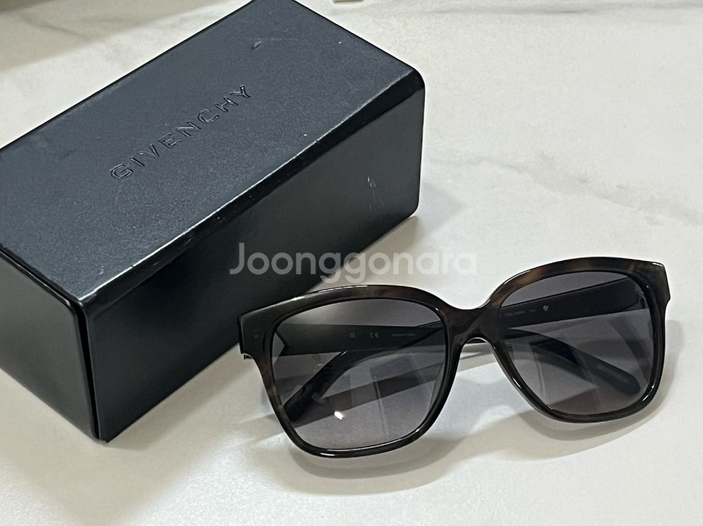 거의 새것! 지방시 정품 선글라스 입니다!sgv823n--0