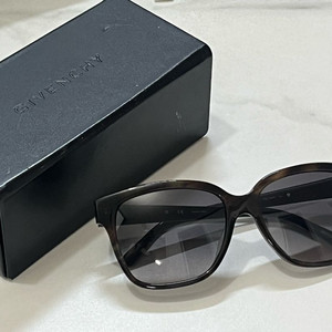 거의 새것! 지방시 정품 선글라스 입니다!sgv823n