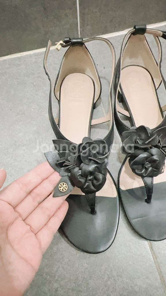 토리버치 플라워 샌들 블랙 245--1