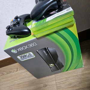xbox360 본체 + 어답터 + 게임 10종