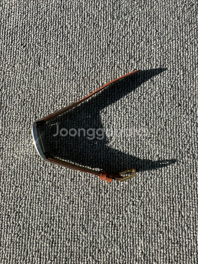 [넥서스] 유니크한 가죽 스트랩 여성 빈티지 시계팝니다--4
