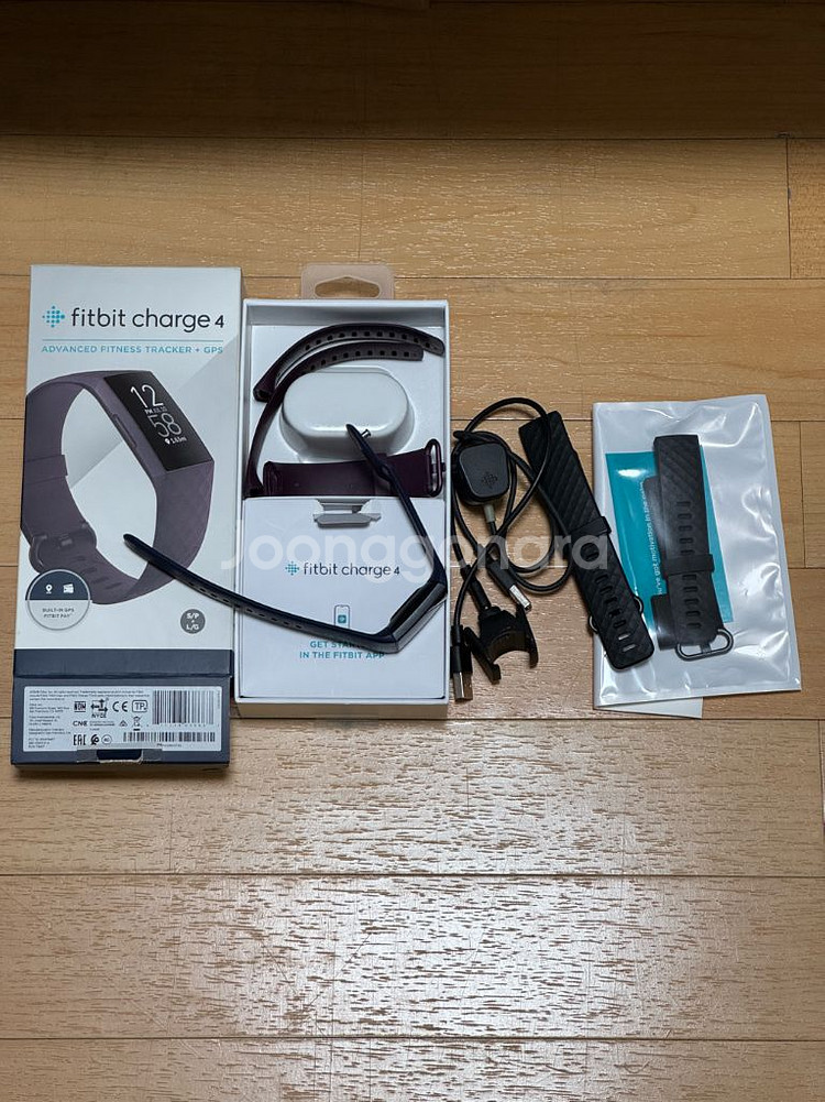 Fitbit Charge 4 핏빗 차지4 팝니다.--0