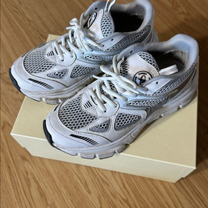 악셀 아리가토 마라톤러너 화이트 250 (EU39) 이미지