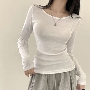 흰색 긴팔 티셔츠