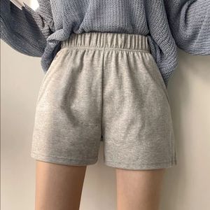 회색 반바지