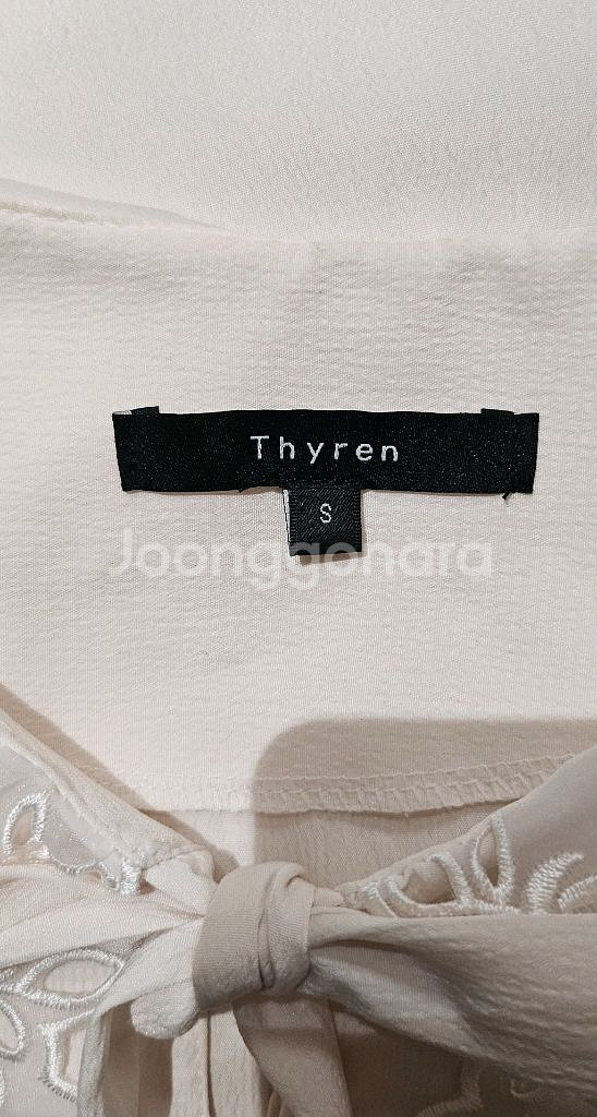 (거의새상품) 티렌 아이보리넓은 자수 카라 리본블라우스--5