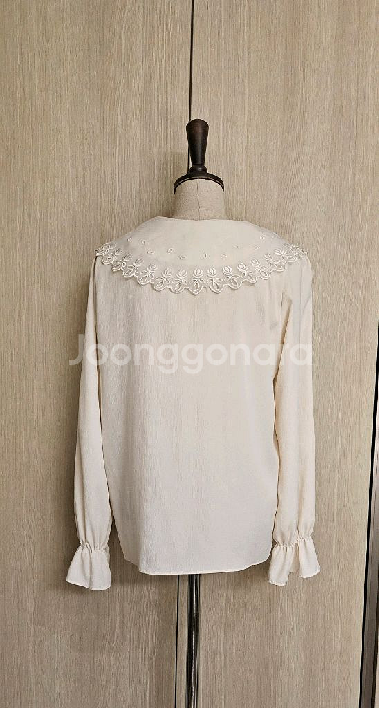 (거의새상품) 티렌 아이보리넓은 자수 카라 리본블라우스--4