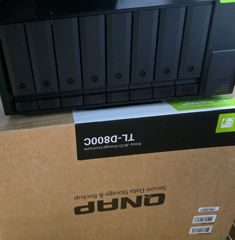 QNAP TL-D800C 8베이 확장 케이스 팝니다--1