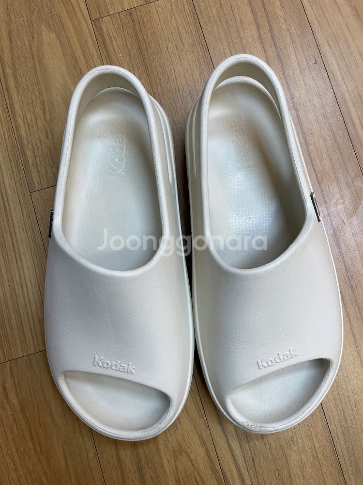 코닥 슬리퍼 아이보리 색상, 260 사이즈입니다편하게--1