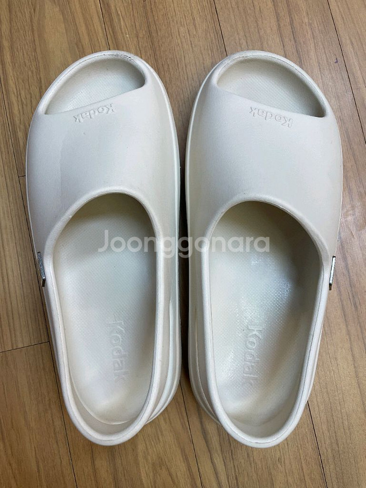 코닥 슬리퍼 아이보리 색상, 260 사이즈입니다편하게--0