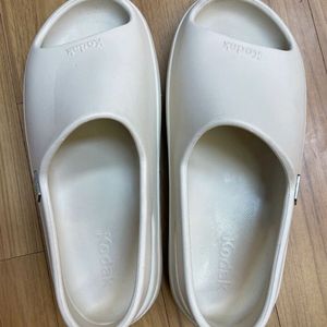 코닥 슬리퍼 아이보리 색상, 260 사이즈입니다편하게
