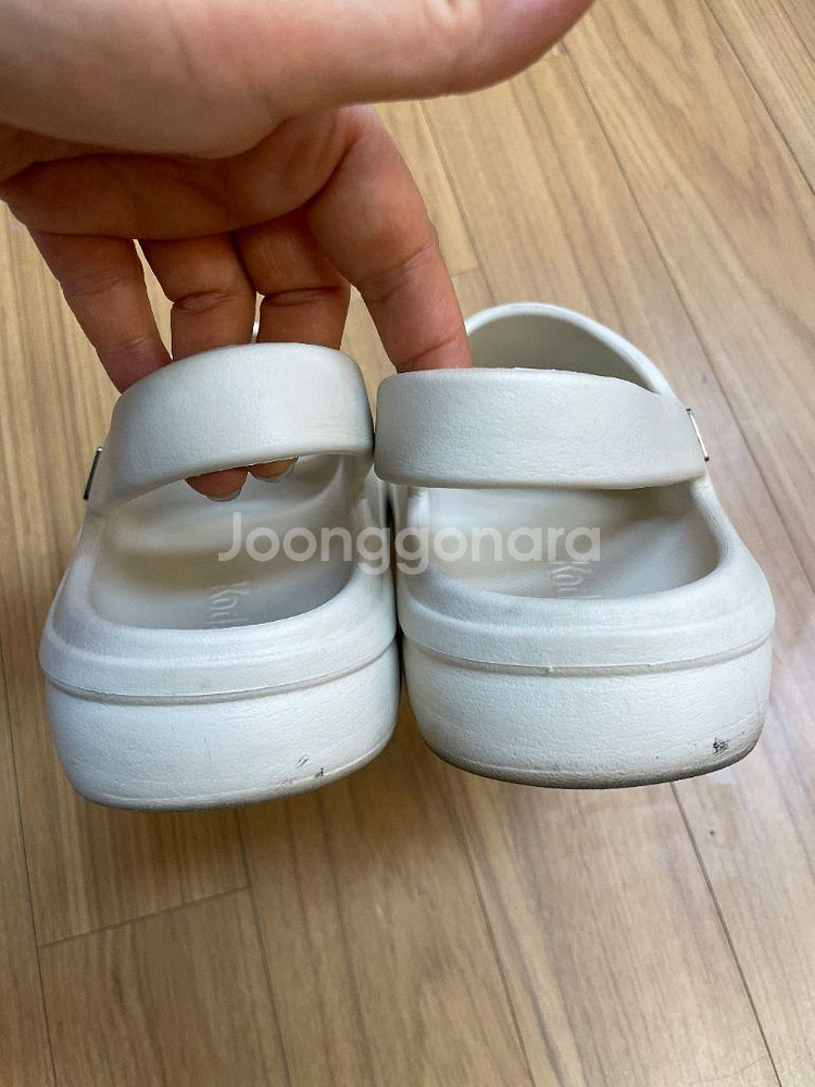 코닥 슬리퍼 아이보리 색상, 260 사이즈입니다편하게--2