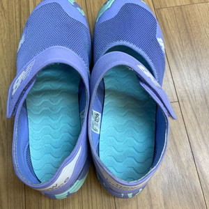 뉴발란스 YO208VL2 아동 샌들이에요색상은 퍼플이고