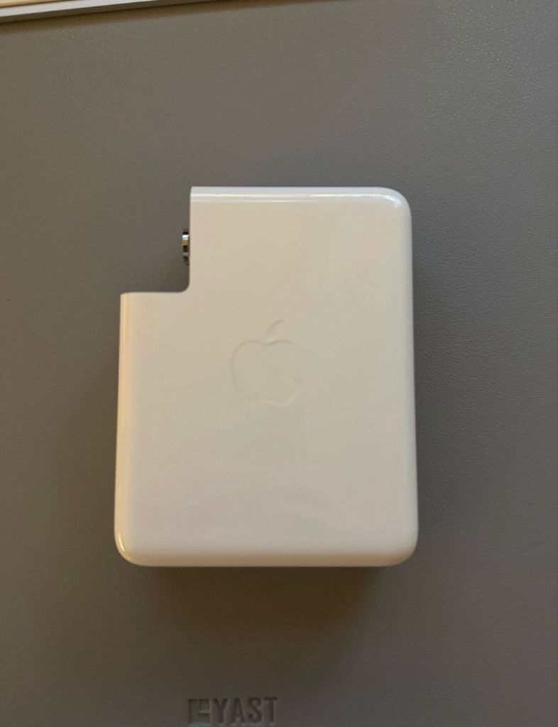 애플 140W USB-C 어댑터 판매합니다.