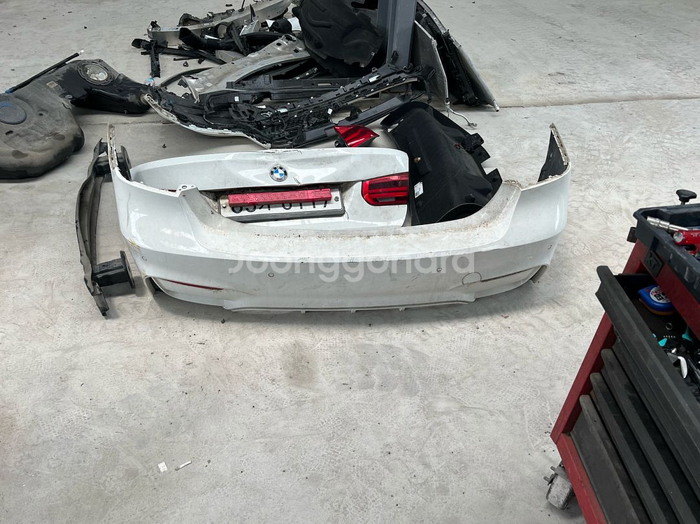 BMW 320d M팩 F바디 후기형 범퍼 레일 후미등--1