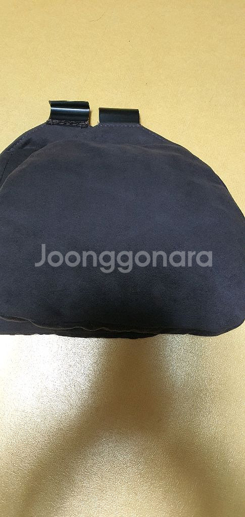 제네시스 G90 뒷자석 목베게 입니다--0