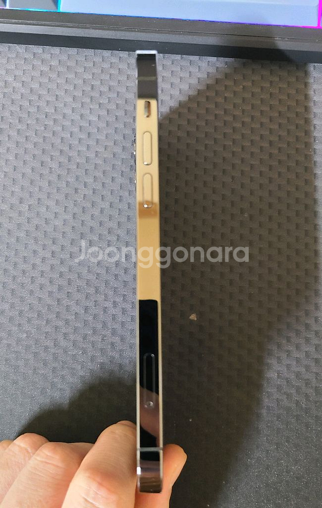 아이폰12프로256 그라파이트 급쳐팝니다--2