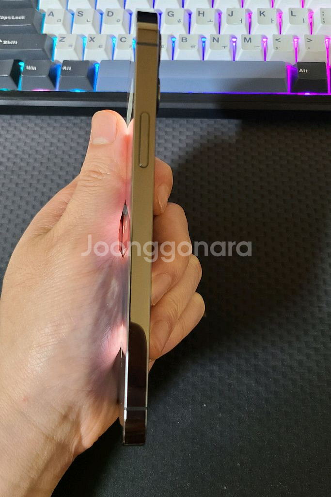 아이폰12프로256 그라파이트 급쳐팝니다--3