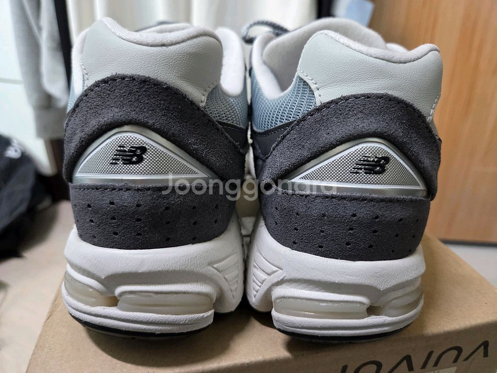 뉴발란스 2002R 270--1