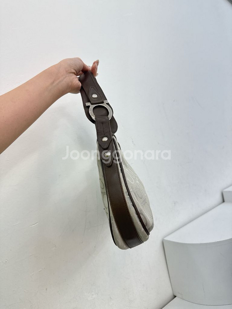 (정품)페라가모 간치니 숄더백--2