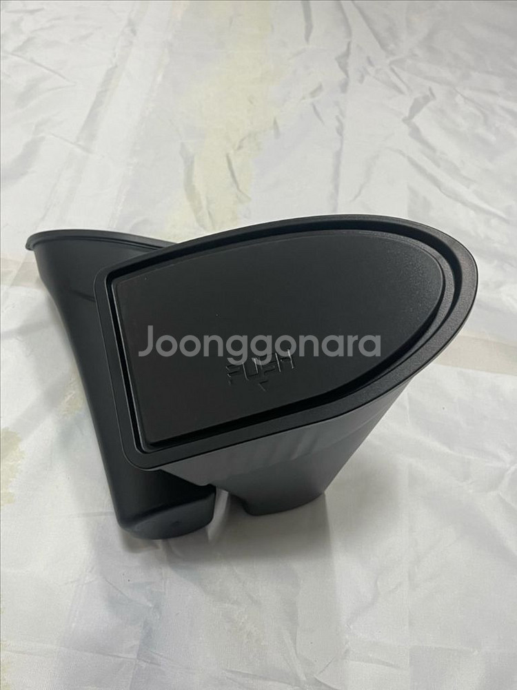 테슬라 모델 Y 차량용 컵홀더 수납함 새상품--1