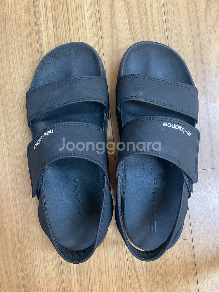 뉴발란스 블랙 샌들입니다사이즈는 260이고요편하게 신기--0