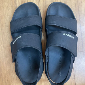 뉴발란스 블랙 샌들입니다사이즈는 260이고요편하게 신기