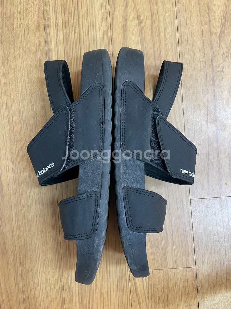 뉴발란스 블랙 샌들입니다사이즈는 260이고요편하게 신기--2