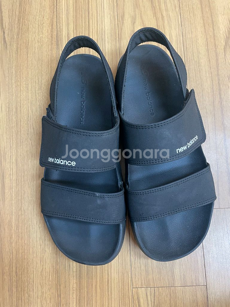 뉴발란스 블랙 샌들입니다사이즈는 260이고요편하게 신기--1